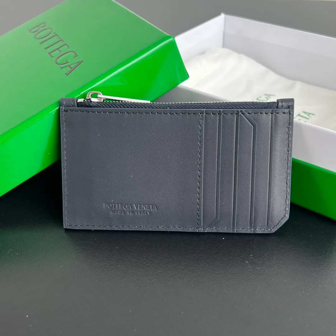 BV’s new 805827 vertical zipper card holder 🎈 The classic small woven work that I miss 0.7 is back. It’s really very design-friendly. The calfskin texture is high-end. It’s carefully designed with five card slots and a central compartment. You can also put cash in for daily use. You deserve to have such an thoughtful design. Size: 12*7*0.5 layers cm P540